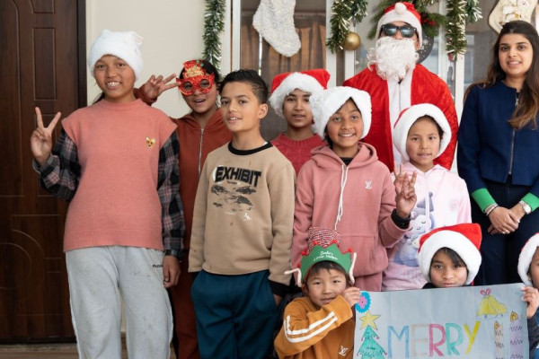 के. एल. दुगर ग्रुपद्वारा सुनौलो पाइला अनाथालयका बालबालिकालाई क्रिसमस उपहार